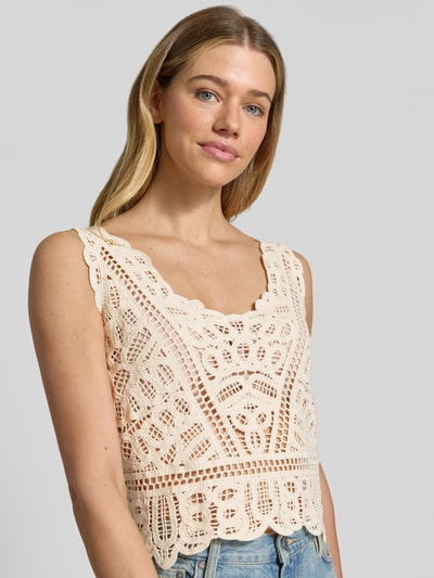 Frauenmodel trägt Tanktop aus Häkelspitze Modell 'OCTAVIA' von Guess in Creme, reine Baumwolle, Slim Fit, Nahaufnahme Oberkörper.
