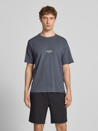 Mannelijk model draagt Regular Fit T-shirt met logoprint model 'Soho' van Jack & Jones, puur katoen, heren, ruglengte maat M 61 cm, ganzekörperaanzicht van voren.