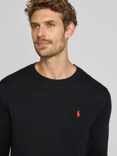 Männermodel trägt schwarzen Relaxed Fit Pullover aus reiner Baumwolle von Polo Ralph Lauren, grobe Struktur, Nahaufnahme Oberkörper, Herren Pullover von Polo Ralph Lauren