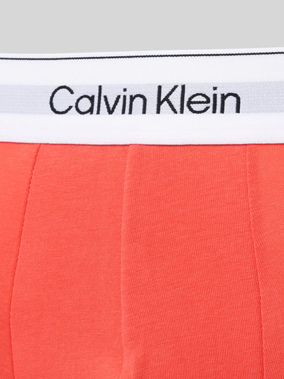 Produktfoto, Trunks mit elastischem Bund im 3er-Pack von Calvin Klein Underwear, Baumwoll-Elasthan-Mix, körpernahe Passform, rotes Gewebe, sichtbarer Logo-Bund.