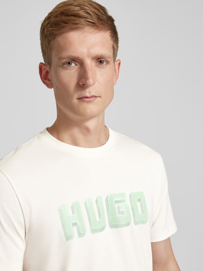 HUGO T-Shirt mit Label-Print Modell 'Daqerio' Offwhite 3