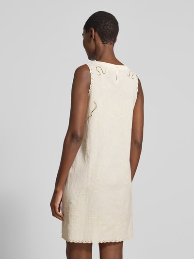 Frauenmodel trägt Minikleid aus Leinen-Mix mit Lochstickerei von Jake*s Casual in Beige, Straight Fit, Rückseitiger Schlüsselloch-Ausschnitt, Ganzkörperansicht Rückansicht.