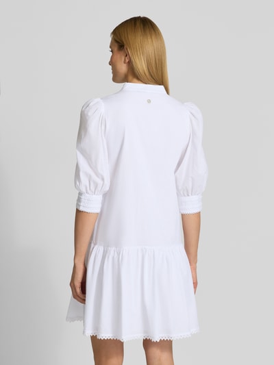 Frauenmodel trägt Hemdblusenkleid mit Puffärmeln Modell 'Dido' von JOOP!, Reine Baumwolle, A-Linie, Minikleid, Rückenansicht Ganzkörperansicht.