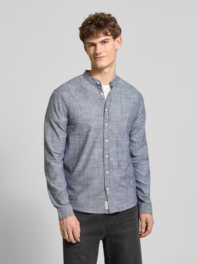 Męski model nosi Koszulę casualową z bawełny o kroju regular fit, model 'DARIS' od Blend, szara struktura, stójka, listwa guzikowa, całkowity przód.