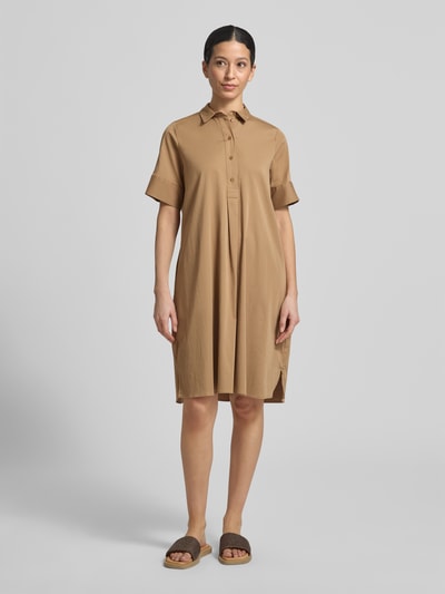 Frauenmodel trägt knielanges Hemdblusenkleid mit Knopfleiste von Milano Italy in Beige, gerader Schnitt, Hemdblusenkragen, 1/2-Arm, Ganzkörperansicht von vorne.