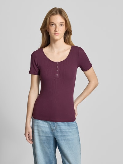 Frauenmodel trägt Slim Fit T-Shirt aus Baumwoll-Mix Modell 'KITTE' von Pieces, Damen T-Shirt in Dunkellila, gerippte Struktur, Ganzkörperansicht von vorne.