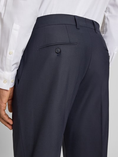 Männermodel trägt Anzughose mit Bügelfalten Modell 'Totti' von CINQUE, dunkelblau, Material-Mix mit Schurwoll-Anteil, Detailaufnahme Rückansicht.