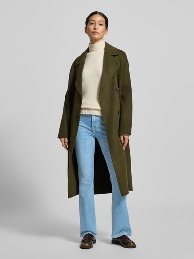 Frauenmodel trägt Flared Jeans mit 5 kieszeni von Guess Jeans, mieszanka bawełny z dodatkiem streczu, rozkloszowany krój, zapięcie na guzik i zamek błyskawiczny, szerokość w rozmiarze 27/32: 38 cm, długość wewnętrzna nogawki w rozmiarze 27/32: 80 cm, jasnoniebieski kolor, gładka faktura, ganzkörperansicht von vorne.