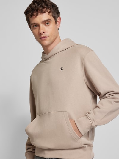 Calvin Klein Jeans Hoodie mit Logo-Print und Känguru-Tasche Taupe 3