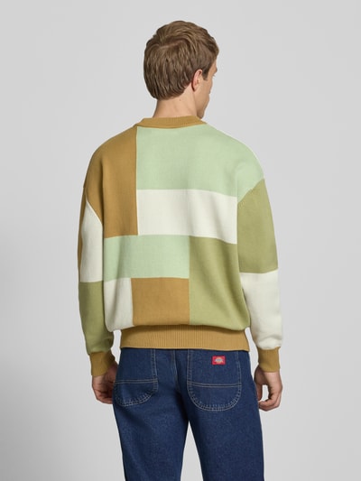 Männermodel trägt Regular Fit Pullover in Strick-Optik Modell 'Patchwork' van BLKVIS in groen, wit en bruintinten van katoen, rugaanzicht.