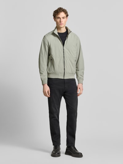 Männermodel trägt Regular Fit Jacke mit Stehkragen von Lerros in hellem Grün, elastischer Material-Mix, Eingrifftaschen, Ganzkörperansicht von vorne.