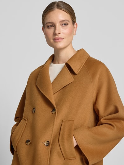 Vrouwenmodel draagt Cabanjacke met doppelreihiger Knopfleiste van Smith and Soul in camel, wolmix met viscose, loose fit, Kentkraag, zij-steekzakken, trompetmouwen, ruglengte maat S 69 cm, schouderbreedte 39 cm, borstwijdte 64 cm, mouwlengte 61 cm, close-up bovenlichaam.