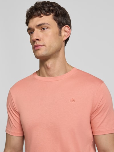 Männermodel trägt Regular Fit T-Shirt mit Logo-Stitching von Scotch & Soda aus reiner Baumwolle, Rundhalsausschnitt, Nahaufnahme Oberkörper.