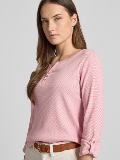 Kobiece modelka nosi Regular Fit Langarmshirt aus Baumwoll-Mix od Tom Tailor, różowy dwutonowy rippstrick, label stitching, V-dekolt, długi rękaw, unikatowa faktura, widok na górną część ciała z przodu