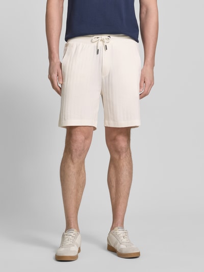 Mężczyzna nosi szorty Regular Fit Shorts mit Tunnelzug Modell 'JUANITO' od JOOP! kolekcja, bawełna, krój regular fit, szerokość w rozmiarze M: 43 cm, długość wewnętrzna nogawki w rozmiarze M: 17 cm, widok z przodu, ujęcie całej sylwetki.
