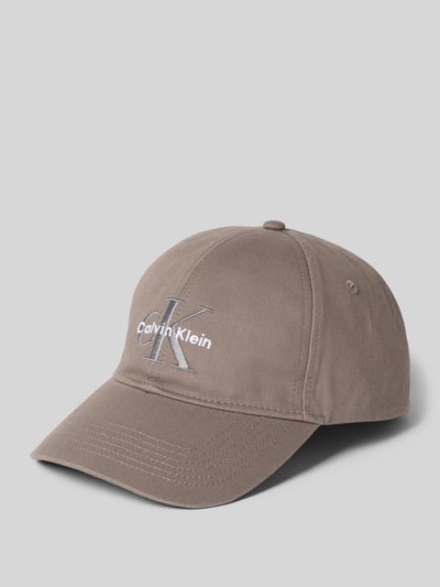 Produktfoto, braune Baumwolle mit sichtbarem Label-Stitching, verstärkter Schirm, Größenverstellbare Cap mit Label-Stitching von Calvin Klein.