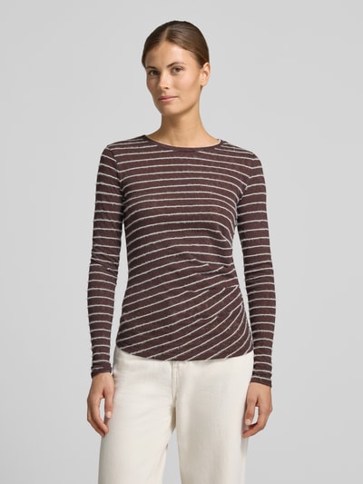 Vrouwenmodel draagt Langarmshirt met seitlicher Raffung van VERO MODA, gestreept, ronde hals, lange mouw, jersey, frontaal bovenlichaam close-up.