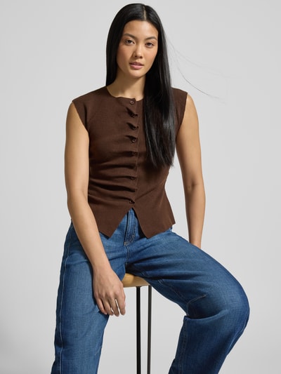 Frauenmodel trägt Barrel Jeans in verkürzter Passform Modell 'MEGAN' von Brax aus Baumwoll-Elasthan-Mix, mit Eingrifftaschen, Ganzkörperansicht von vorne.