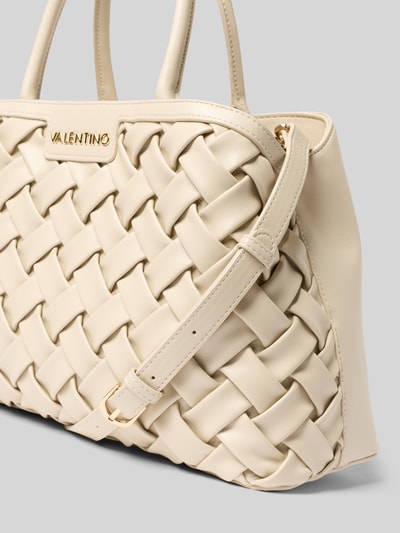 Produktfoto, kremowa torebka z plecioną fakturą z modelem 'ENNIS' od VALENTINO BAGS, detal z logo, uchwyty, pasek na ramię regulowane, główna przegroda, przegródka zapinana na zamek błyskawiczny, szerokość w rozmiarze 1: 39 cm, długość w rozmiarze 1: 23 cm, głębokość w rozmiarze 1: 17 cm, długość paska na ramię w rozmiarze 1: 40 cm