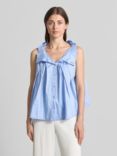 Frauenmodel trägt Bluse mit Umlegekragen und Rüschen von Rinascimento, hellblau, Loose Fit, Baumwoll-Mix, Frontansicht, Nahaufnahme Oberkörper.