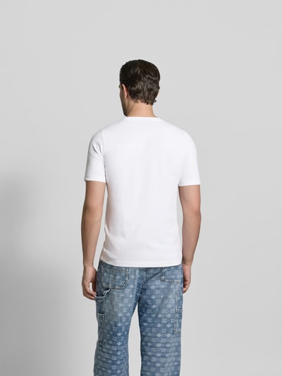 Männermodel trägt Slim Fit T-Shirt aus reiner Baumwolle von Dsquared2 mit Rundhalsausschnitt, Label-Print, kurzärmelig, Rückenlänge 68 cm, Ganzkörperansicht Rückansicht.