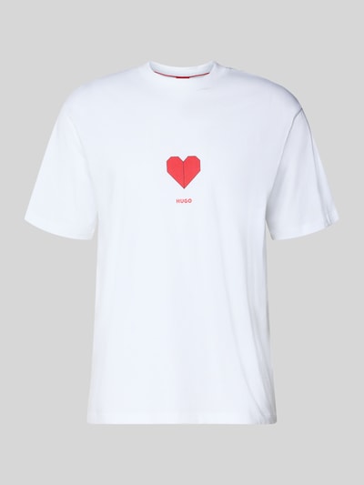 Produktfoto, weißes Regular Fit T-Shirt aus reiner Baumwolle Modell 'DALENTIN' von HUGO, unifarben mit rotem Herz-Print und Label Print, Rundhals, Kurzarm, Jersey-Struktur.