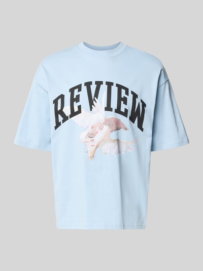 Produktfoto, T-Shirt mit Logo- und Motiv-Print von REVIEW, jasnoniebieska bawełna, krój loose fit, okrągły ściągacz, grafika na piersi.
