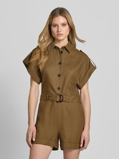 Frauenmodel trägt Jumpsuit aus Leinen-Baumwoll-Mix mit Gürtel von Style Icon Collection in Braun, Regular-Fit, Hemdblusenkragen, Knopfleiste, Ganzkörperansicht von vorne, Rückenlänge bei Größe 36: 47 cm, Brustweite: 45 cm, Ärmellänge: 14 cm, Gesamtlänge: 88 cm, Innenbeinlänge: 10 cm.