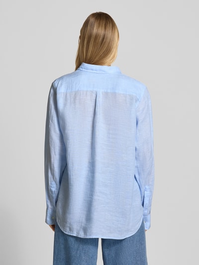 Vrouwenmodel draagt Hemdbluse aus Leinen mit Kentkragen Modell 'MIRA' van 0039 Italy, regular fit, lichtblauw, rugaanzicht, pure linnen, sportmanchetten, knoopsluiting, ruglengte 68 cm, mouwlengte 62 cm.