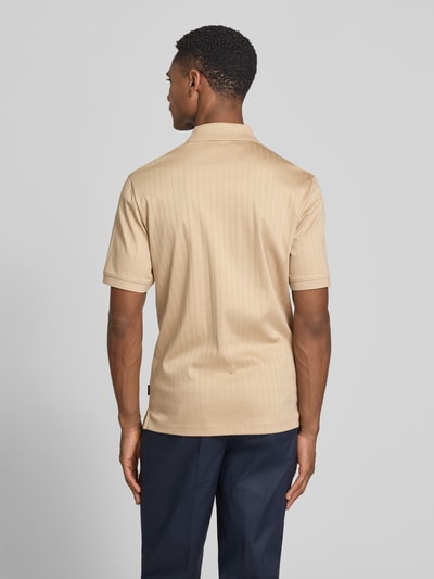 Męski model nosi Regular Fit Poloshirt mit Knopfleiste von bugatti z czystej bawełny, wzór strukturalny, kolor beżowy, krój regular fit, długość tyłu w rozmiarze M: 70 cm, pełen widok sylwetki z tyłu.