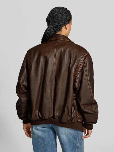Frauenmodel trägt Relaxed Fit Jacke aus reiner Viskose von Rabanne in Leder-Optik, dunkelbraun, mit Eingrifftaschen und durchgehender Abdeckleiste, Rückenansicht, Ganzkörperansicht Rückansicht. Kontext: Rückenlänge 68 cm, Brustweite 54 cm, Ärmellänge 66 cm bei Größe 38.