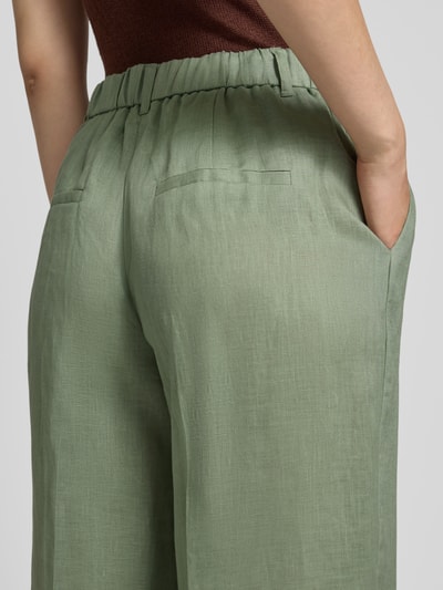Frauenmodel trägt Regular Fit Weite Hose aus reinem Leinen von s.Oliver BLACK LABEL, Optik: Unifarben, Flammgarn, Nahaufnahme Rückenansicht.