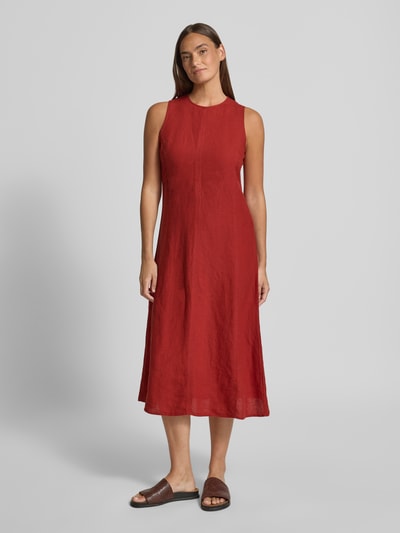 Frauenmodel trägt Shaped Fit Freizeitkleid aus reinem Leinen von Marc O'Polo in Optik: Unifarben, Midi-Länge, Rundhals-Ausschnitt, Ärmelform: Ohne, Verschluss: Reißverschluss, Material: Leinen, Ganzkörperansicht von vorne.
