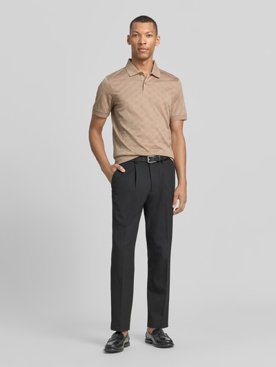 Männermodel trägt Modern Fit Poloshirt mit Strukturmuster Modell 'Roberto' von JOOP! Collection in Beige, Reine Baumwolle, Polokragen, kurze Knopfleiste, Label-Detail, Rückenlänge bei Größe M 68 cm, Ganzkörperansicht von vorne.