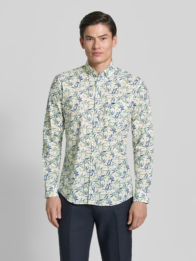Männermodel trägt Slim Fit Freizeithemd mit Button-Down-Kragen Modell 'Slub' von Fynch-Hatton, floraler Allover-Print, Reine Baumwolle, Langärmelig, durchgängige Knopfleiste, Brusttasche, Vorderansicht, Ganzkörperansicht von vorne.