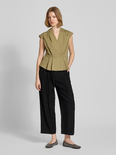 Frauenmodel trägt Hose aus Lyocell-Leinen-Mix mit Gesäßtaschen von JAKE*S STUDIO WOMAN, schwarz, Relaxed Fit, Ganzkörperansicht von vorne.