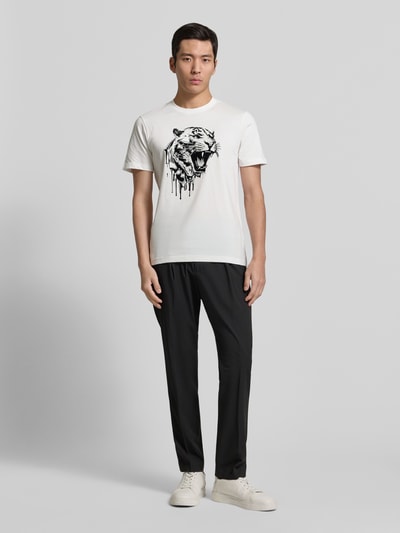 Männermodel trägt T-Shirt mit Label-Detail von Antony Morato in Weiß, Baumwolle, Regular Fit, gerippter Rundhalsausschnitt, Ganzkörperansicht von vorne.