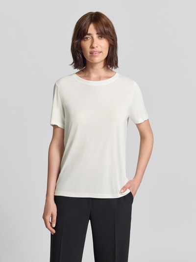Frauenmodel trägt T-Shirt mit Rundhalsausschnitt von Fynch-Hatton in Weiß, Relaxed Fit, 1/2-Arm, glatte Textur, Ganzkörperansicht von vorne. Rückenlänge bei Größe S: 62 cm.