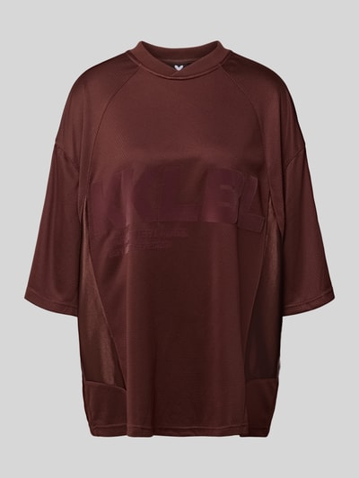Produktfoto, Oversized T-Shirt mit Label-Print von Karo Kauer, oversize, V-dekolt, obniżone ramiona, długość pleców w rozmiarze S: 71 cm, brąz, luźny krój, gładka tekstura