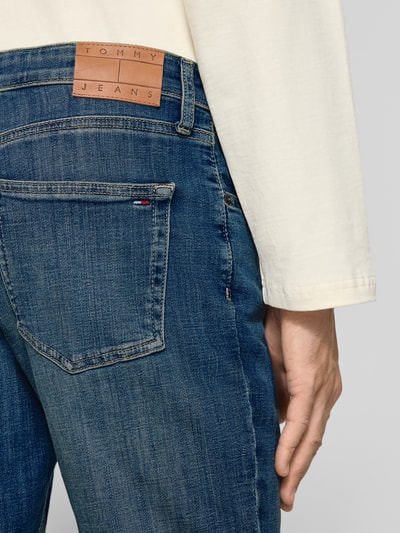 Männermodel trägt Slim Fit Jeans aus Baumwoll-Mix Modell 'SCANTON SLIM' von Tommy Jeans, Denim-Optik, Nahaufnahme Rückansicht