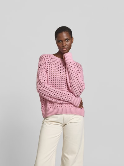 Vrouwenmodel draagt Relaxed Fit Pullover met Lochmuster van Juvia in roze, katoen, rondkraag, elastische boorden, vooraanzicht bovenlichaam.