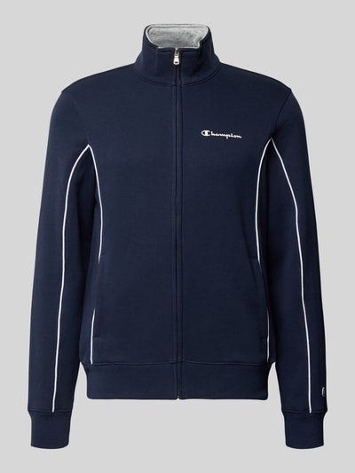 Produktfoto, dunkelblauer Trainingsanzug aus Baumwoll-Mix von Champion, weiße Kontrastnähte, Reißverschluss, Stehkragen, Label-Prints, glatte Textur