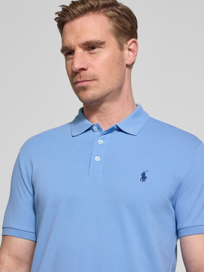 Männermodel trägt Slim Fit Poloshirt aus katoenmix van Polo Ralph Lauren, effen, logodetail, polokraag, korte knoopsluiting, korte mouw, piqué, Nahaufnahme Oberkörper