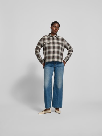 Frauenmodel trägt Straight Fit Jeans mit 5-Pocket-Design von Closed in Reiner Baumwolle, Gerader-Schnitt, Label-Detail, Ganzkörperansicht von vorne.