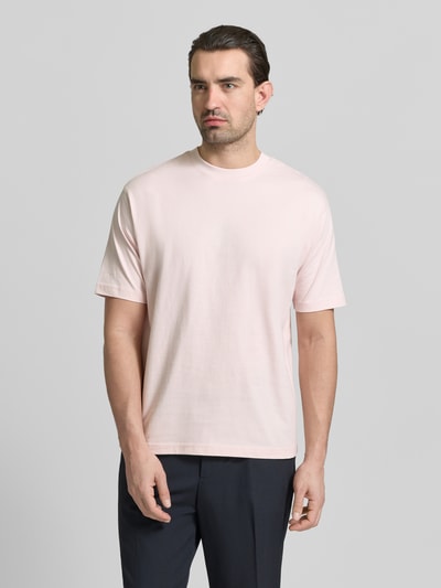 Männermodel trägt Regular Fit T-Shirt aus reiner Baumwolle von MCNEAL in Hellrosa, Rundhalsausschnitt, Kurzarm, Ganzkörperansicht von vorne.