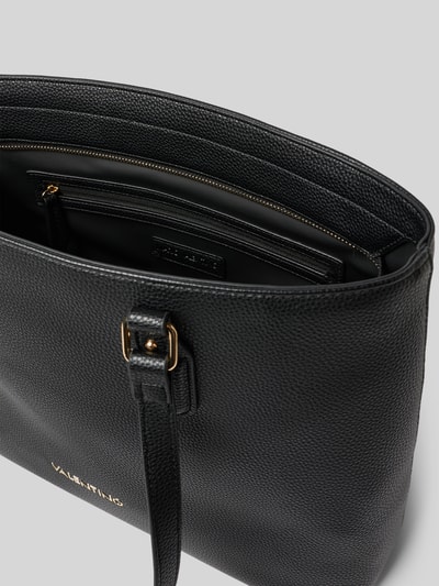 Produktfoto, schwarze Shopping Bag mit Logo-Applikation Modell 'Brixton' von VALENTINO BAGS, Leder-Optik, Strukturmuster, goldene Details, schmale Trageriemen, Hauptfach mit Reißverschluss, Innenfach sichtbar, neutraler Hintergrund.