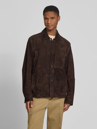 Mannenmodel draagt Regular Fit Lederjacke aus echtem Ziegenleder Modell 'C-MOLOT' van BOSS in nubuck bruine leeroptiek, lange mouwen, borstzak, zijdelingse zakken, omgeslagen kraag, drukknoopsluiting, label-applicatie, rugpas detail, vooraanzicht tot op de dijen.