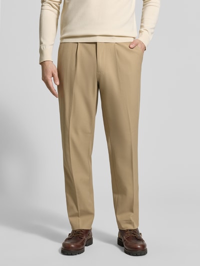 Männermodel trägt Regular Fit Chino mit Viskose-Anteil von Selected Homme, Optik: Unifarben, Twill, Material-Mix, Nahaufnahme Unterkörper.