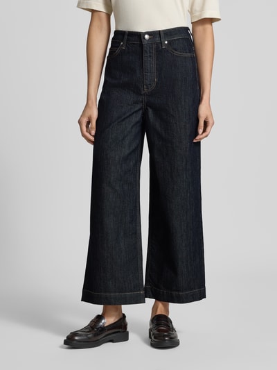 Vrouwenmodel draagt Relaxed Fit Jeans aus Baumwoll-Mix van s.Oliver BLACK LABEL, donkerblauw, rechte vormen, textuur van katoendenim, geheel lichaamsaanzicht van voren