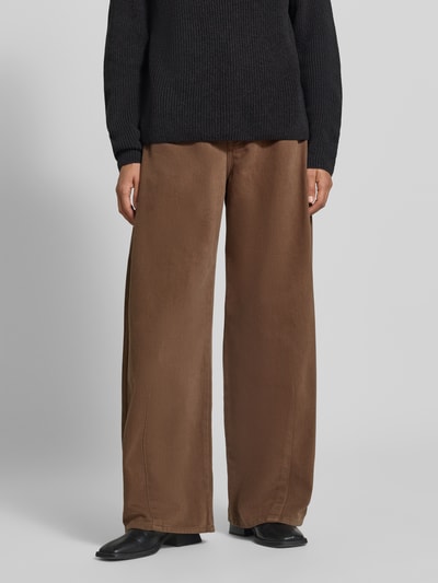 Vrouwenmodel draagt bruine Wide & Loose Fit jeans uit pure katoen ORDINE van Weekend Max Mara, katoendenim, detailopname, damesjeans.
